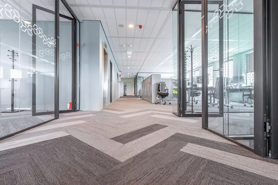 Cam bölmeli ofis koridoru